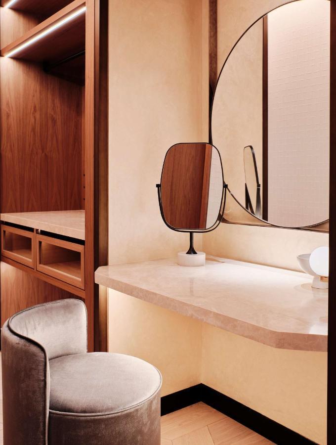 Grand Hyatt Kuwait Hotel Kuwait City ภายนอก รูปภาพ A double-sided mirror