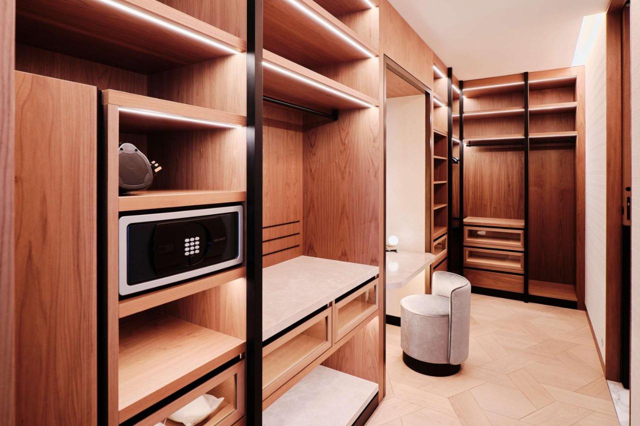 Grand Hyatt Kuwait Hotel Kuwait City ภายนอก รูปภาพ A walk-in closet