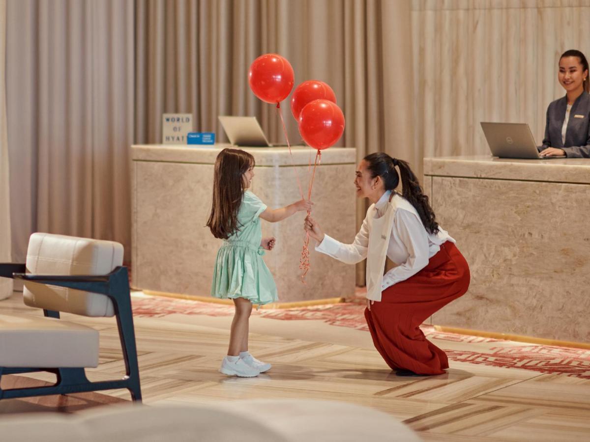 Grand Hyatt Kuwait Hotel Kuwait City ภายนอก รูปภาพ A guest service agent at the front desk of a hotel