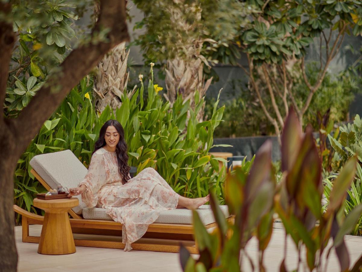 Grand Hyatt Kuwait Hotel Kuwait City ภายนอก รูปภาพ A guest at the pool