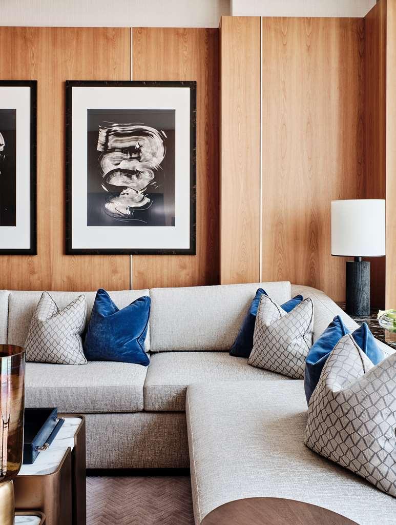 Grand Hyatt Kuwait Hotel Kuwait City ห้อง รูปภาพ A sofa with cushions